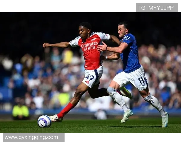 英伦足球传奇球星的崛起与挑战：从英超到国际舞台的辉煌历程